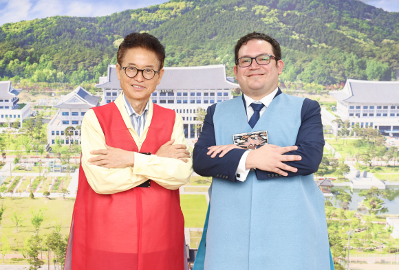 이철우 도지사와 페데리코_게레로_주한_엘살바드로_대사가 기념촬영을 하고 있다.