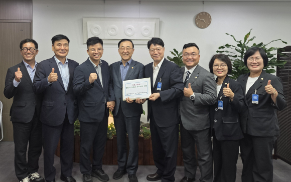 김윤덕 국토부 장관(왼쪽 네번째)에게 정우동 대행 일행들이 건의서를 전달하고 있다.