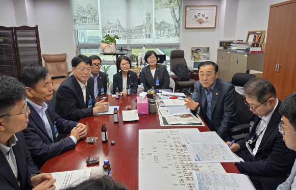 이날 김윤덕 장관(사진 맨우에서 세번째)은 국토부 관계자를 배석시켜 지역 현안에 대해 진행 과정을 보고받고 간담회를 진행했다.