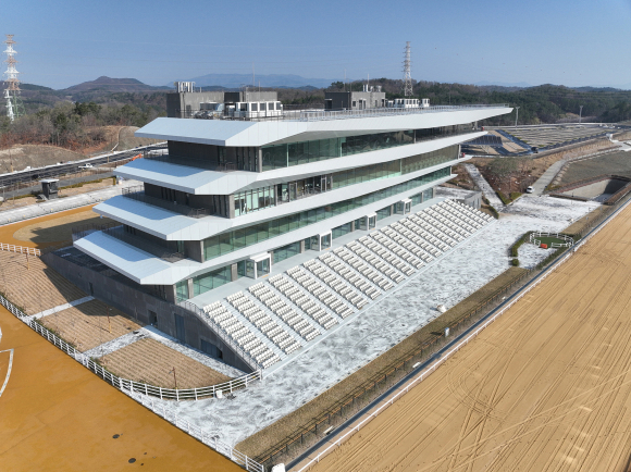 렛츠런파크 영천 관람대.