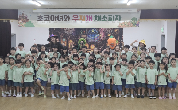 어린이를 동반한 가족들이 어린이 창작동화 연극 관람 후 기념촬영을 하고 있다.