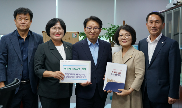 특위 위원들이 권칠승 민주당 정책위원장에게 건의서를 전달하고 있다,<최순례 의원 제공>