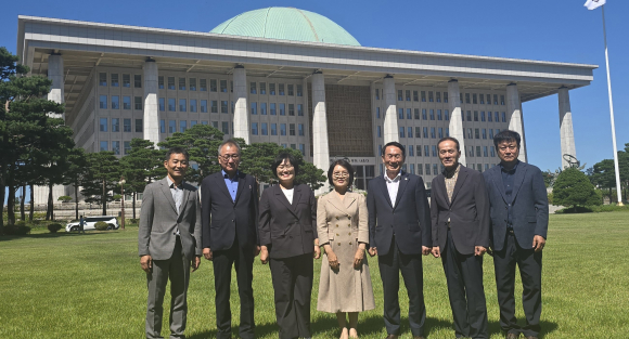 영천시의회 제2탄약창 특위 위원과 동행한 일행들이 국회 앞에서 기념촬영을 하고 있다.<최순례 의원 제공>