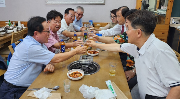 재경향우회 임원들이 시내 한식당에서 건배를 하고 있다.