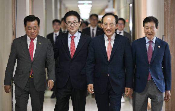 대구경북 상생 협력을 위한 4자회담장으로 걸어가고 있다(좌로부터 김희수 경북도의회 의장,이철우 경북도지사.추경호 대구광역시장,임인환 대구광역시의회 의장<경북도 제공?