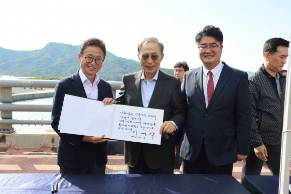 이철우 지사와 이명박 전 대통령이 낙동강 상주 보를 방문하고 방명록을 적은 후 기념촬영을 하고 있다.<이철우 지사 페이스북>