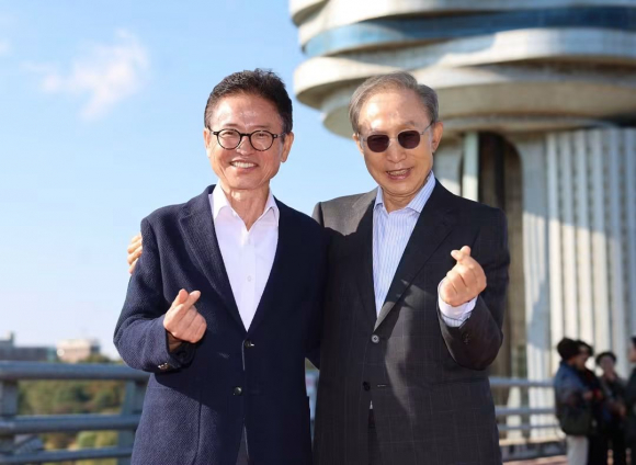 이명박 전 대통령과 이철우 지사가 함께 기념촬영을 하고 있다.<이철우 도지사 페이스북>