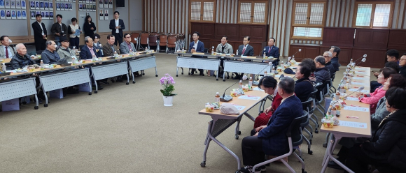 영천시청 대회의실에서 홍보영상을 시청하고 있다.