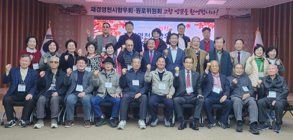 홍보영상 관람 후 단체 기념촬영을 하고 있다.