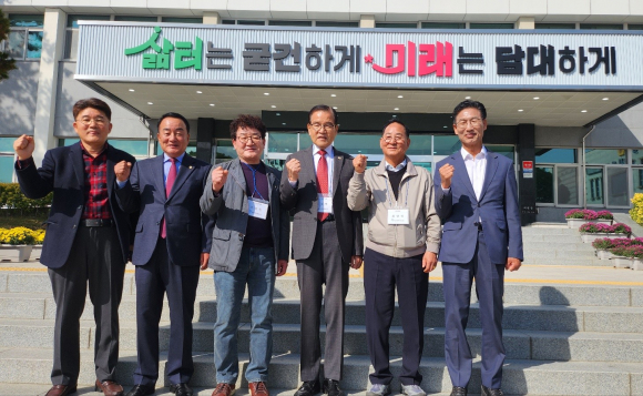 영천시청 방문 기념촬영(좌로부터 김창수 재경향우회사무총장,